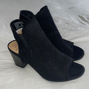 Time & Tru memory foam black open toe/heel heels size 9.5